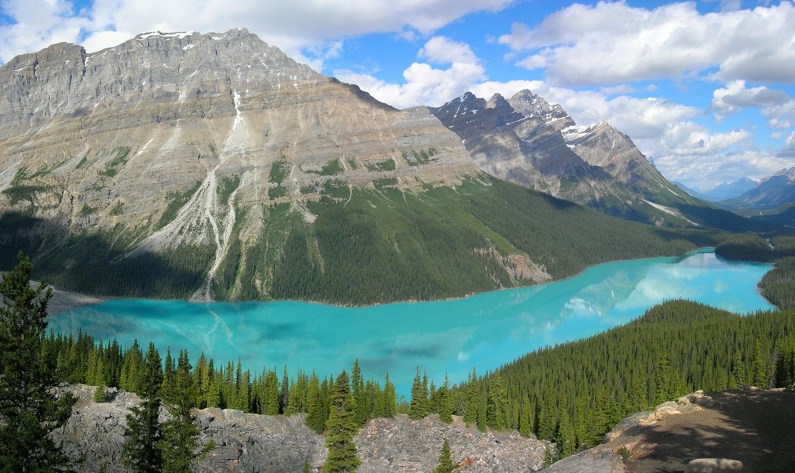 An attraction of Banff National Park in the Canadian province of Alberta: the turquoise Peyto Lake seen from a viewpoint at Icefields Parkway. This water colour is caused by glacier water, carrying what is often called 'rock flour' (tiny particles causing the water to become more opaque). | Banff National Park in Canada