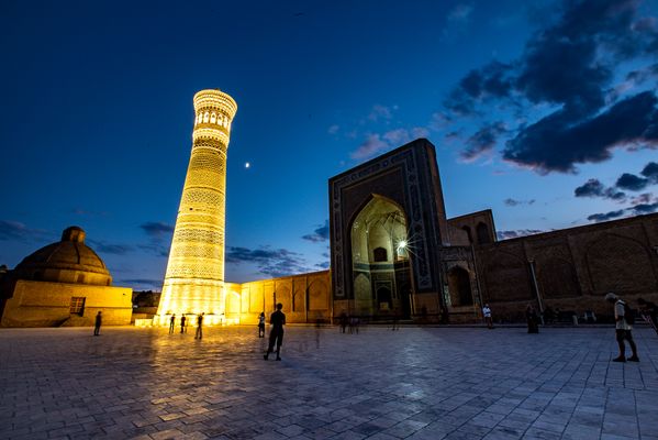 این عکس توسط پوریا افخمی در حاشیه ضبط برنامه تلویزیونی بلور بنفش به کارگردانی بهزاد بلور در شهر بخارا ثبت شده است. | Bukhara in Uzbekistan