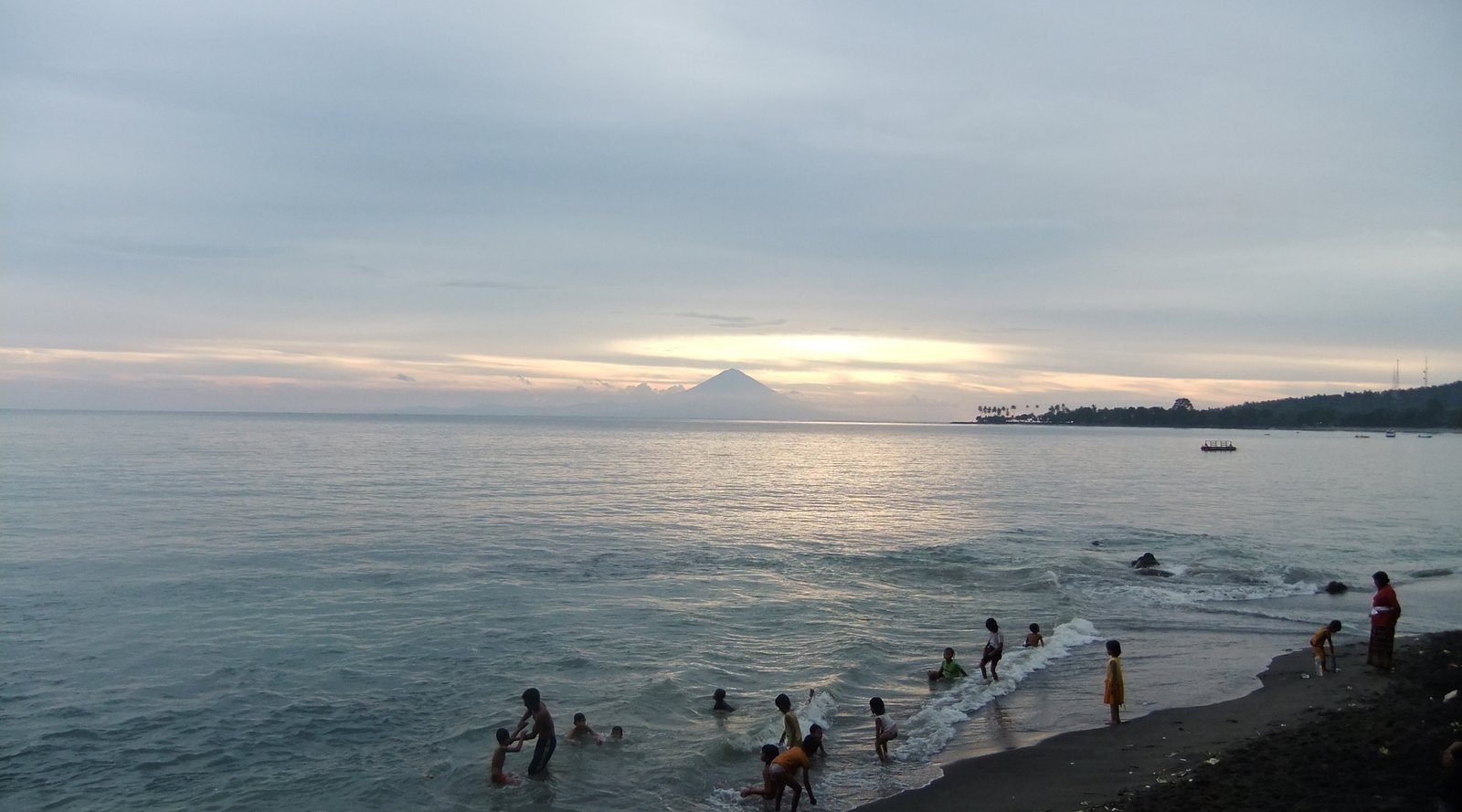 View of part of Senggigi Beach by Pura Batubolong | Lombok in Indonesia