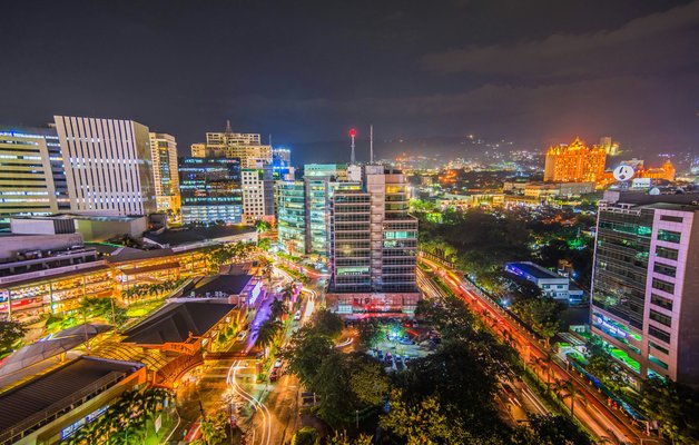 While we had our dinner, I had the chance to span some photos of the city lights here in Cebu Business Park, Cebu City, Philippines 6000 | Cebu City in Philippines