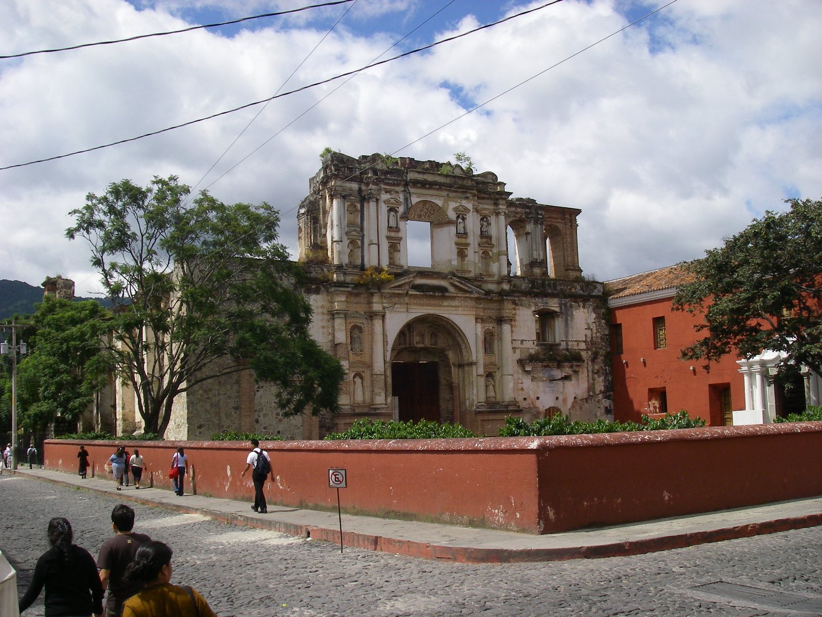 Compañia de Jesús of Antigua, Guatemala. Actual Centro de Formación de la Cooperación Española en La Antigua Guatemala. Estado de las ruinas luego del terremoto del 4 de febrero de 1976. | Antigua Guatemala in Guatemala