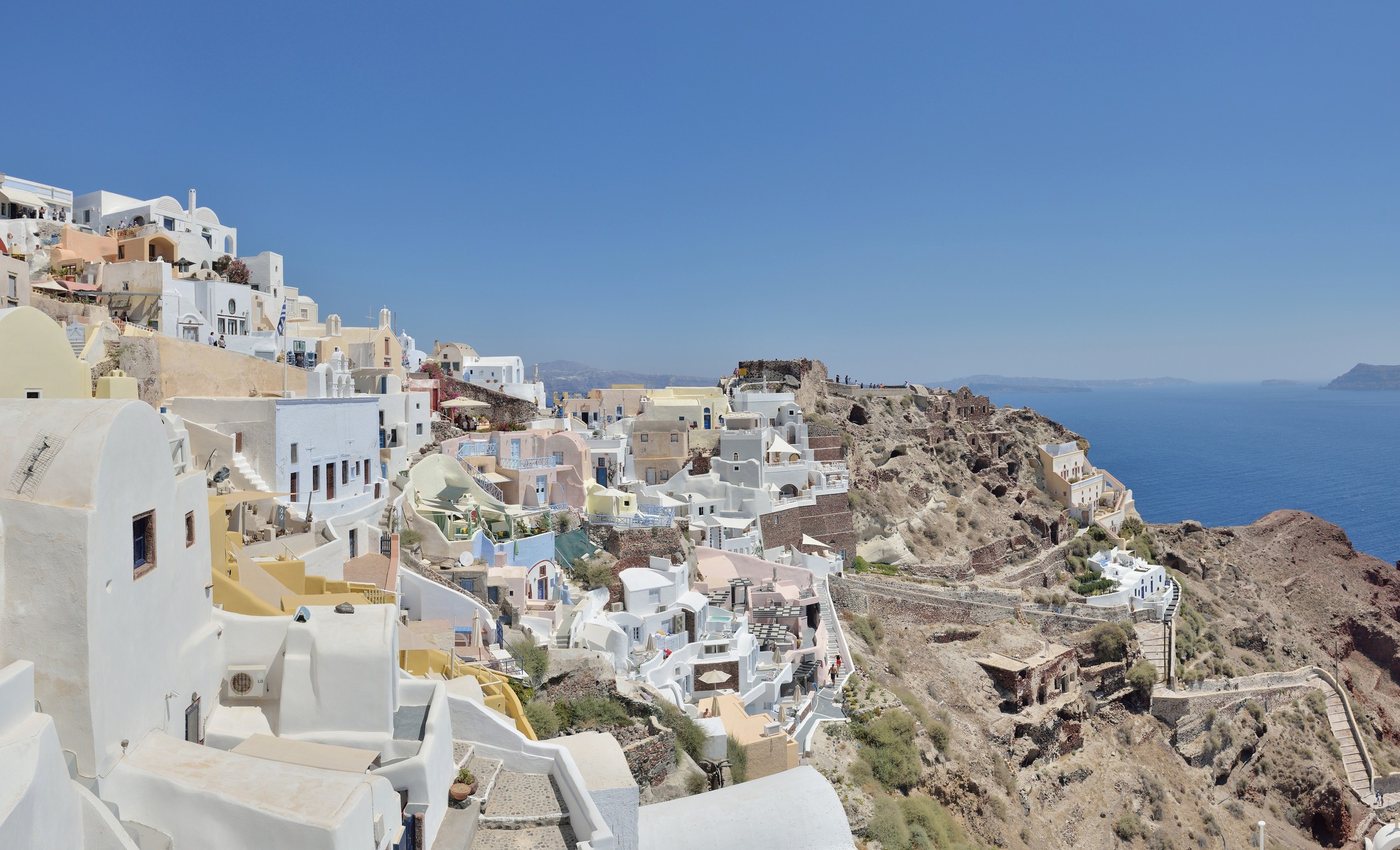 Santorini: Ia with view at byzantine castle ruins | Oia in Greece