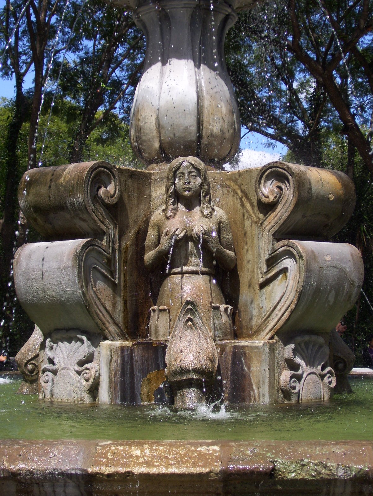 Fuente de las Sirenas, construida en 1739 y colocada por Diego de Porres; plaza central de la ciudad de Antigua Guatemala | Antigua Guatemala in Guatemala