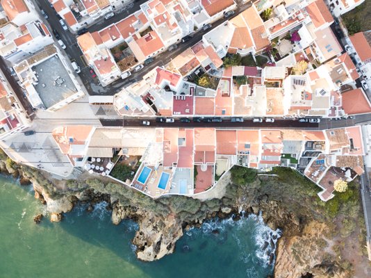 Where the old town meets the sea, a steep cliff drops down to the Atlantic and allows for great views over the Atlantic and the city. | Albufeira in Portugal