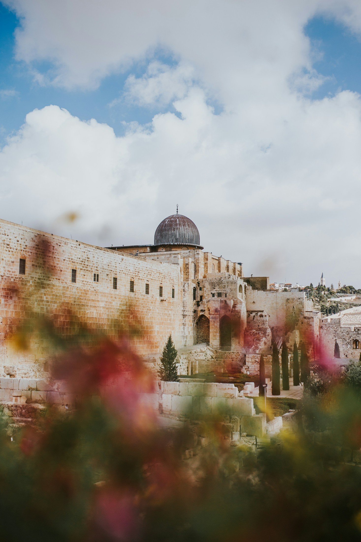 Behind blooming flowers, Al-Aqsa mosque shines. | Medina in Saudi Arabia